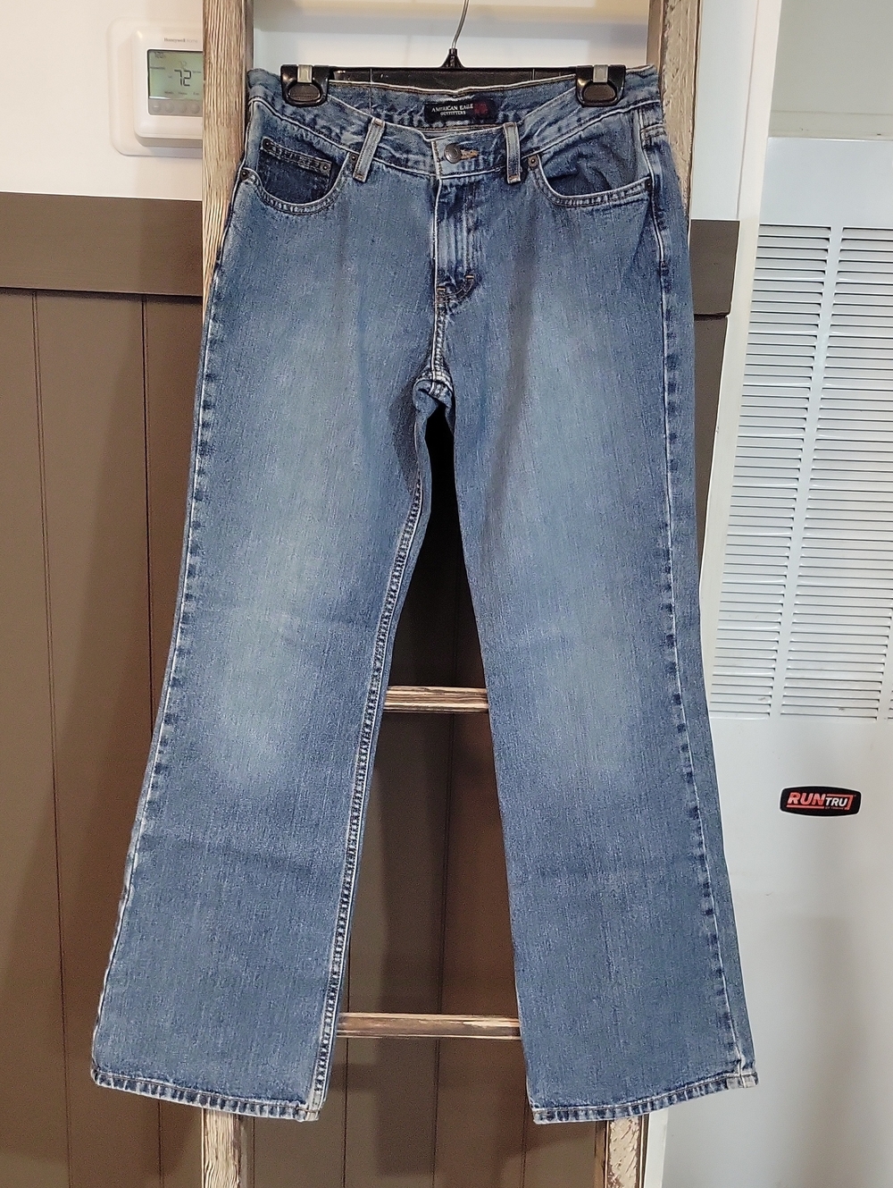 American Eagle Outfitters Women's Boot  Leg Jeans in Light Wash Blue Sz 6 Petite
